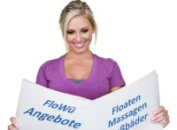 Frau, die in einem aufeklappten Faltblatt liest