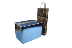 Silbrig spiegelnde Transportbox mit Weintüte aus braunem Papier