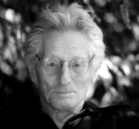 Portrait John Lilly Pflanze im Topf und Stein mit Aufschrift Entspannung