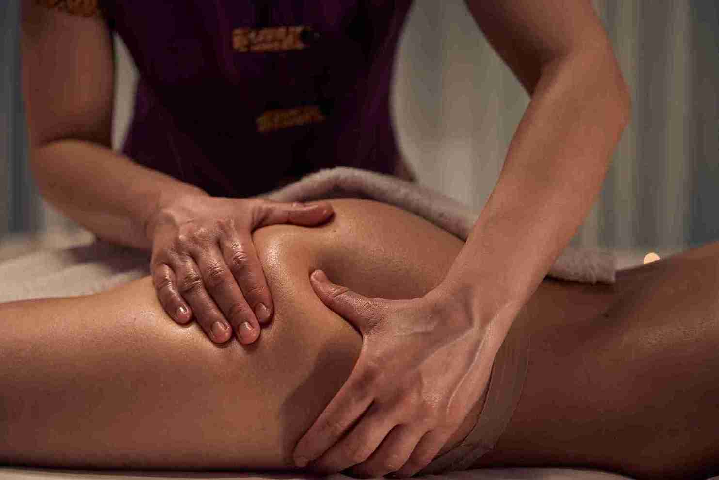 FloWü - Medical Wellness Massage eines Gesäßes im Kontext einer Anti-Cellulite-Massage