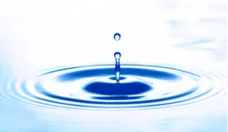 FloWü - Wassertropfen Wassertropfen trifft auf Wasseroberfläche und prallt wieder ab