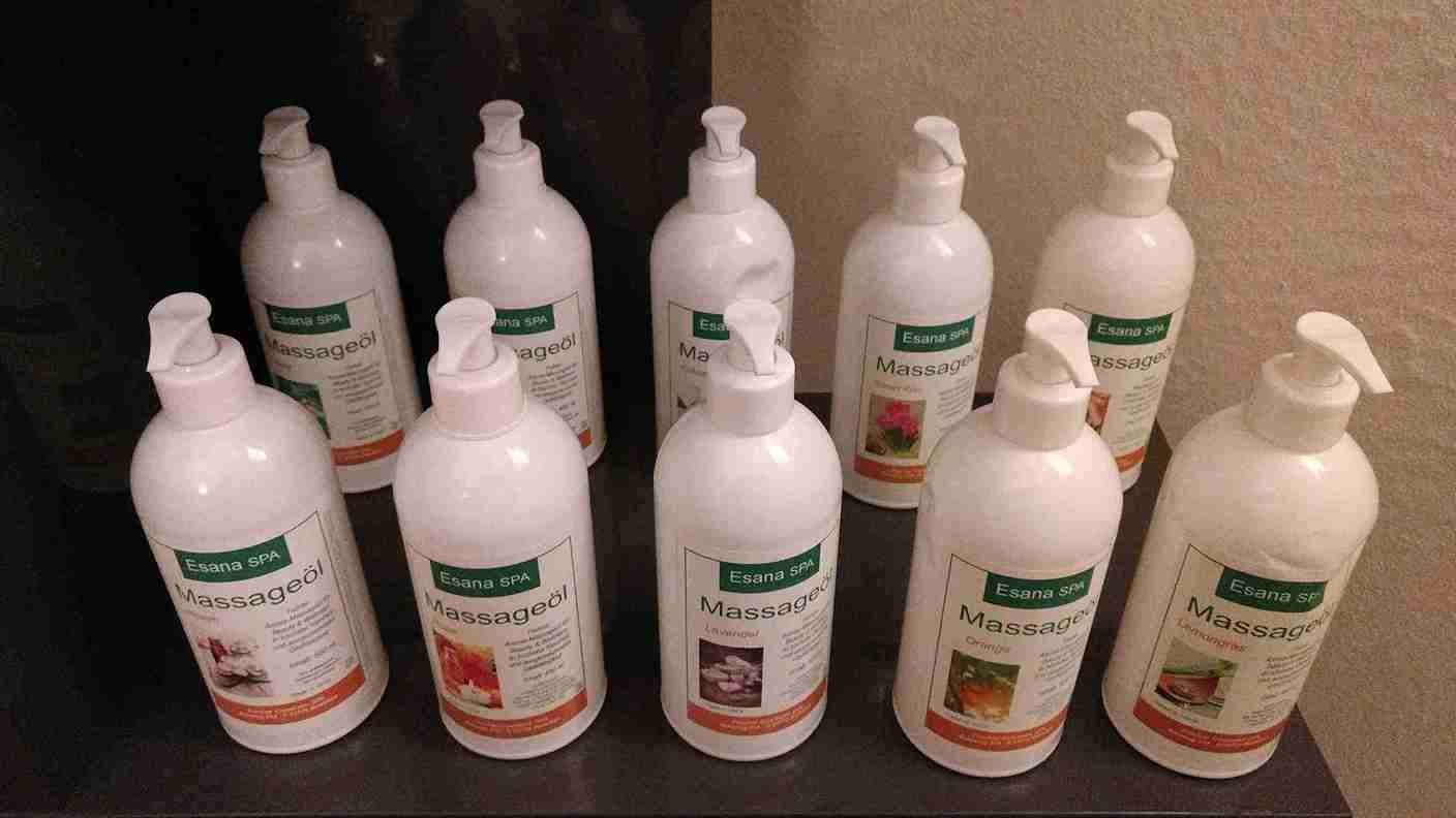 FloWü - Massageöle 2 Reiehn mit aufgestellten Flaschen Massageölen